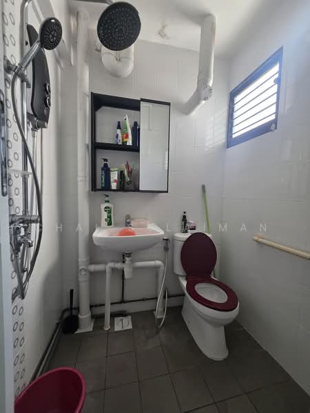 409 Bedok North Avenue 2, 409 Bedok North Avenue 2, 2 Bedrooms, 732 sqft, HDB Flat For Rent, by Chal Sulaiman, 500240023 - Bathroom - PropertyGuru.com.sg