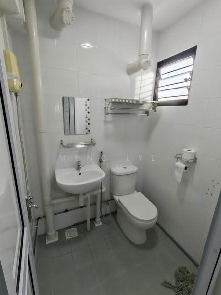 540 Bedok North Street 3, 540 Bedok North Street 3, 2 Bedrooms, 732 sqft, HDB Flat For Sale, by Meng Lye Liu, 500240024 - Bathroom - PropertyGuru.com.sg