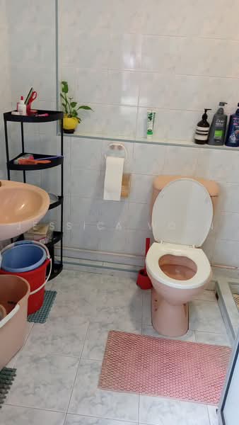 156 Lorong 1 Toa Payoh, 156 Lorong 1 Toa Payoh, Room Rental, 90 sqft, HDB Flat For Rent, by Jessica Woon, 500240040 - Bathroom - PropertyGuru.com.sg