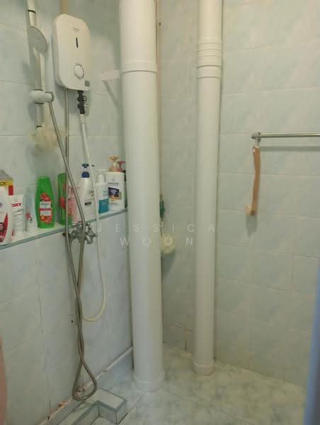156 Lorong 1 Toa Payoh, 156 Lorong 1 Toa Payoh, Room Rental, 90 sqft, HDB Flat For Rent, by Jessica Woon, 500240040 - Bathroom - PropertyGuru.com.sg