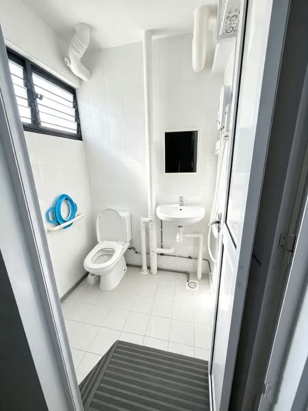 354 Hougang Avenue 7, 354 Hougang Avenue 7, 3 Bedrooms, 1,098 sqft, HDB Flat For Rent, by Elson Wang, 500240052 - Bathroom - PropertyGuru.com.sg