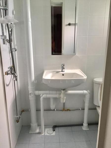 379 Clementi Avenue 5, 379 Clementi Avenue 5, 3 Bedrooms, 950 sqft, HDB Flat For Rent, by May Lin, 500240060 - Bathroom - PropertyGuru.com.sg