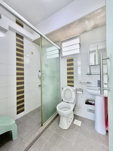 673A Edgefield Plains, 673A Edgefield Plains, 3 Bedrooms, 969 sqft, HDB Flat For Sale, by Kennie Yau, 500240151 - Bathroom - PropertyGuru.com.sg