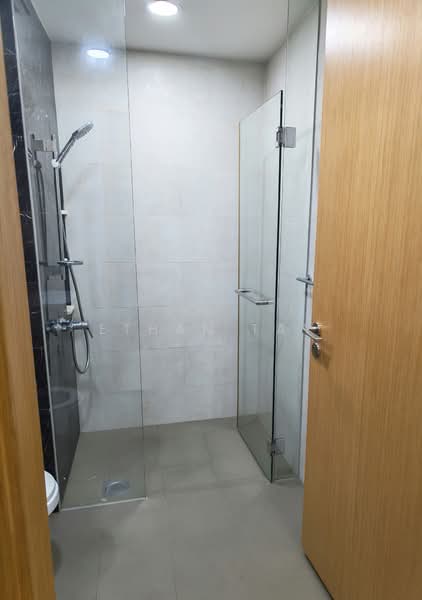 The Glades, 12 Bedok Rise, 1 Bedroom, 452 sqft, Condominium For Sale, by Ethan Tay, 500240185 - Bathroom - PropertyGuru.com.sg