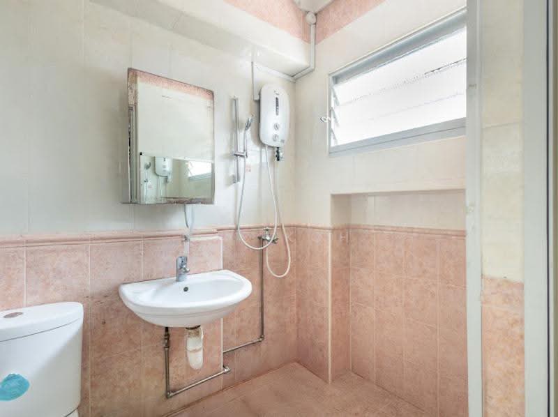 342 Tampines Street 33, 342 Tampines Street 33, 3 Bedrooms, 1,195 sqft, HDB Flat For Sale, by Zee Koh, 500240197 - Bathroom - PropertyGuru.com.sg