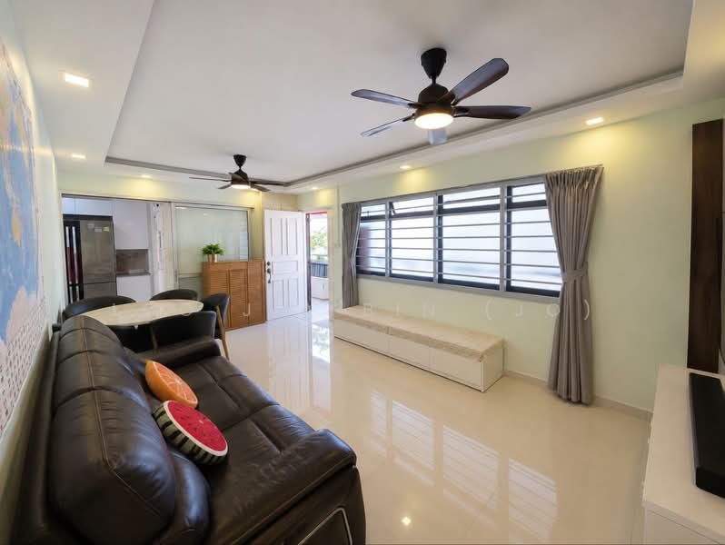 323B Sengkang East Way, 323B Sengkang East Way, 3 Bedrooms, 968 sqft, HDB Flat For Sale, by Loo Jia Bin (Jo), 500240203 - Living Room - PropertyGuru.com.sg