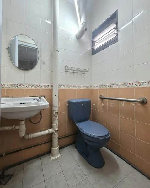 321 Ang Mo Kio Avenue 1, 321 Ang Mo Kio Avenue 1, 3 Bedrooms, 786 sqft, HDB Flat For Sale, by Cherine Cheong, 500240232 - Bathroom - PropertyGuru.com.sg
