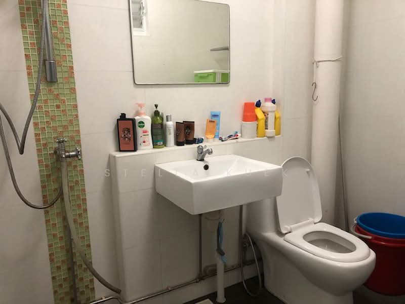 409 Woodlands Street 41, 409 Woodlands Street 41, 4 Bedrooms, 1,345 sqft, HDB Flat For Rent, by Stella Kuek, 500240258 - Bathroom - PropertyGuru.com.sg