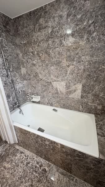 7 Claymore, 7 Claymore Road, Orchard / River Valley, 2 Bedrooms, 800 sqft, Condominium For Rent, by Li Meng Chen, 500240260 - Bathroom - PropertyGuru.com.sg