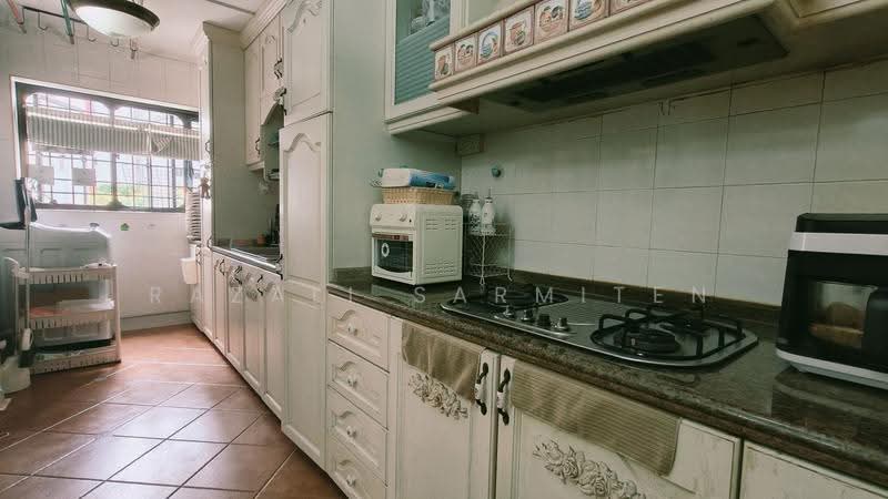 272 Toh Guan Road, 272 Toh Guan Road, Boon Lay / Jurong / Tuas, 3 Bedrooms, 1,303 sqft, HDB Flat For Sale, by Razali Sarmiten, 500240265 - Kitchen - PropertyGuru.com.sg