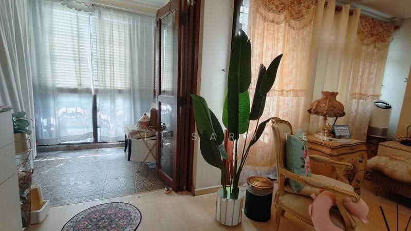 272 Toh Guan Road, 272 Toh Guan Road, Boon Lay / Jurong / Tuas, 3 Bedrooms, 1,303 sqft, HDB Flat For Sale, by Razali Sarmiten, 500240265 - Balcony and Guest Area - PropertyGuru.com.sg