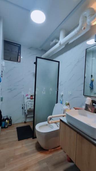 272 Toh Guan Road, 272 Toh Guan Road, Boon Lay / Jurong / Tuas, 3 Bedrooms, 1,303 sqft, HDB Flat For Sale, by Razali Sarmiten, 500240265 - Bathroom - PropertyGuru.com.sg