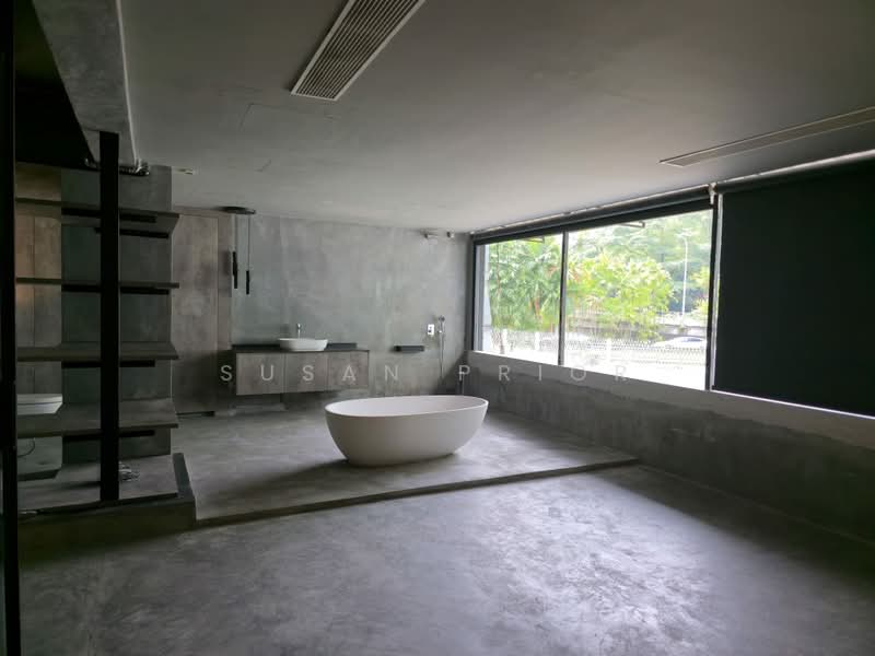 1800 sf! Bachelor Bespoke 2 Bed Rangoon, Rangoon Road, 3 Bedrooms, 1,800 sqft, Walk-up Apartment For Rent, by Susan Prior, 500240290 - Bathroom - PropertyGuru.com.sg