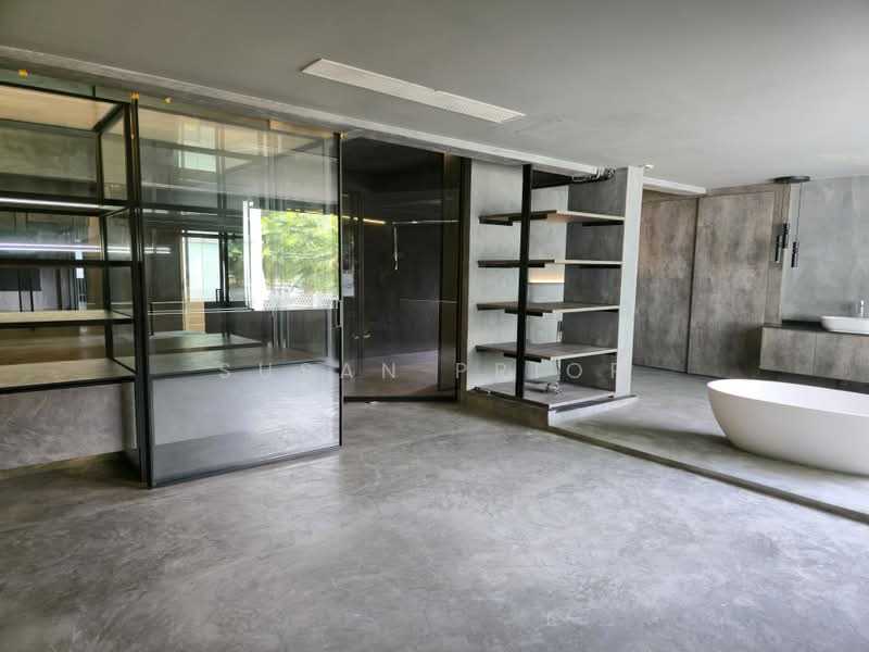 1800 sf! Bachelor Bespoke 2 Bed Rangoon, Rangoon Road, 3 Bedrooms, 1,800 sqft, Walk-up Apartment For Rent, by Susan Prior, 500240290 - Bathroom - PropertyGuru.com.sg