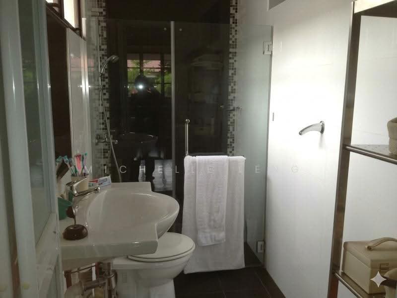 Dyson Road. Semi-Detached (with huge land), Dyson Road, Newton / Novena, 5 Bedrooms, 3,500 sqft, Semi-Detached House For Sale, by Michelle Leng, 500240381 - Bathroom - PropertyGuru.com.sg