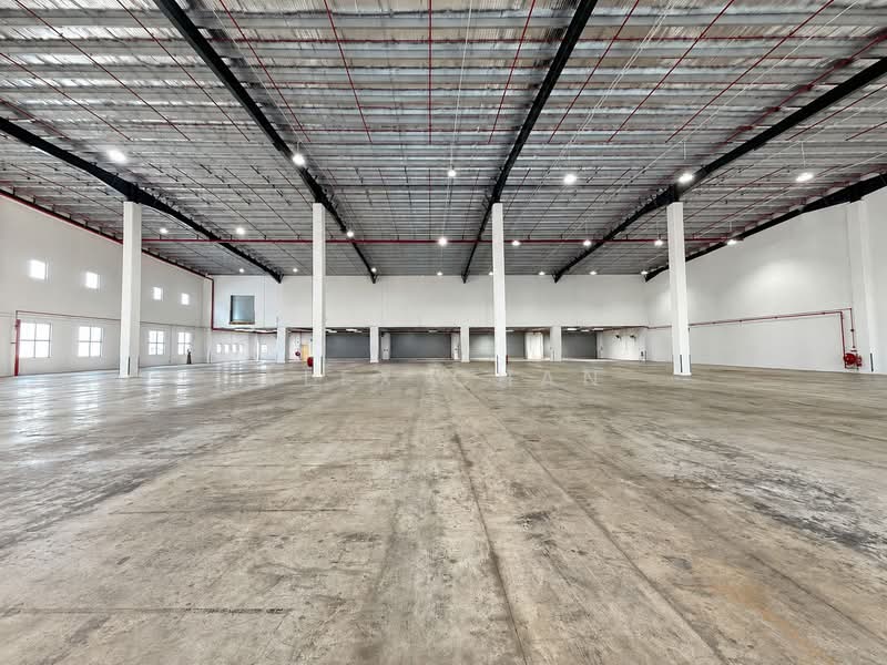 Cheap | Changi | 10m Ceiling | Ramp Up | Loading Bays, Changi, 40,000 sqft, Warehouse For Rent, by Alex Chan, 500240405 - Interior - CommercialGuru.com.sg