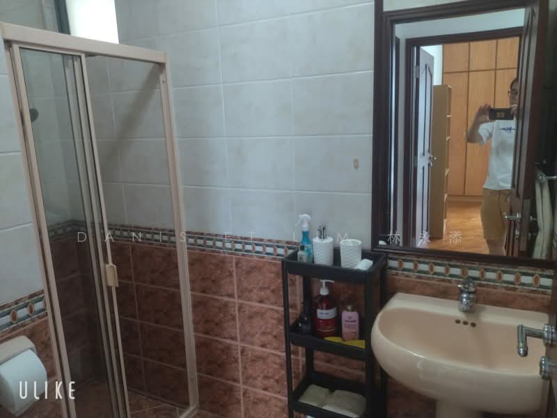 Tanglin Regency, 381 Tanglin Road, 2 Bedrooms, 883 sqft, Condominium For Rent, by Danis ET Lim 林永添, 500240410 - Bathroom - PropertyGuru.com.sg