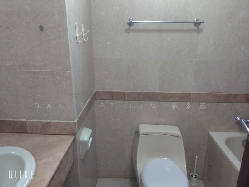 Tanglin Regency, 381 Tanglin Road, 2 Bedrooms, 883 sqft, Condominium For Rent, by Danis ET Lim 林永添, 500240410 - Bathroom - PropertyGuru.com.sg
