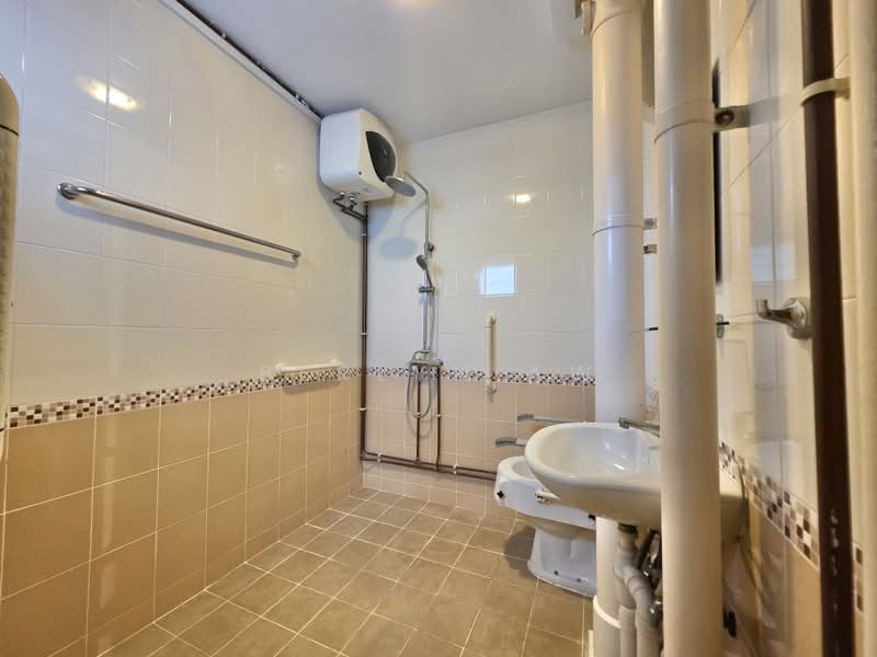 405 Jurong West Street 42, 405 Jurong West Street 42, 4 Bedrooms, 1,604 sqft, HDB Flat For Sale, by Berlyn Aw, 500240424 - Bathroom - PropertyGuru.com.sg