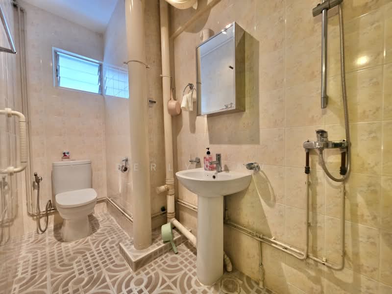 405 Jurong West Street 42, 405 Jurong West Street 42, 4 Bedrooms, 1,604 sqft, HDB Flat For Sale, by Berlyn Aw, 500240424 - Bathroom - PropertyGuru.com.sg
