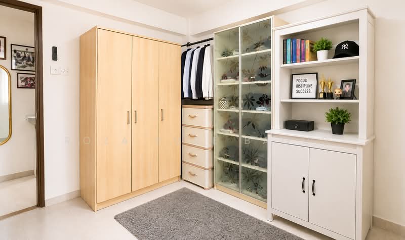226 Yishun Street 21, 226 Yishun Street 21, Sembawang / Yishun, 3 Bedrooms, 1,001 sqft, HDB Flat For Sale, by Roza Sure Bagus, 500240427 - Bedroom 2 - wardrobe space - PropertyGuru.com.sg