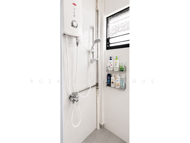 226 Yishun Street 21, 226 Yishun Street 21, Sembawang / Yishun, 3 Bedrooms, 1,001 sqft, HDB Flat For Sale, by Roza Sure Bagus, 500240427 - Common Toilet at Kitchen - PropertyGuru.com.sg