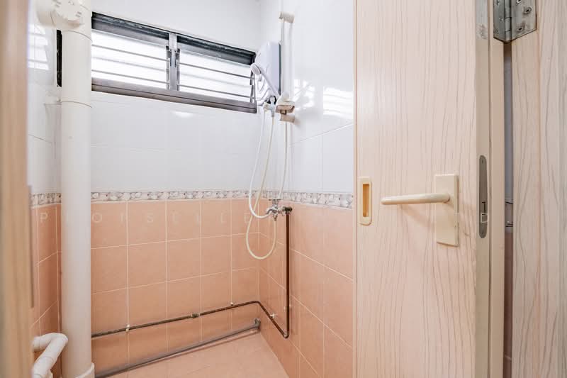 16 Eunos Crescent, 16 Eunos Crescent, 2 Bedrooms, 635 sqft, HDB Flat For Sale, by Elaine Wong, 500240472 - Bathroom - PropertyGuru.com.sg