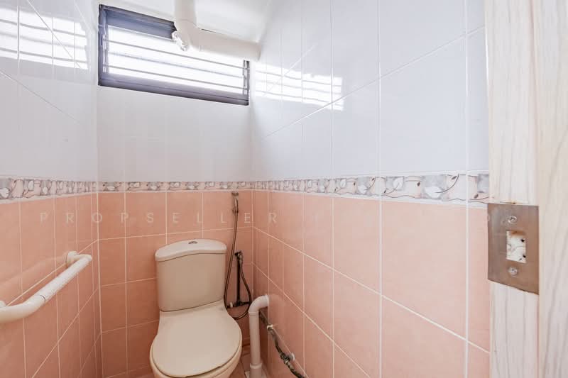 16 Eunos Crescent, 16 Eunos Crescent, 2 Bedrooms, 635 sqft, HDB Flat For Sale, by Elaine Wong, 500240472 - Bathroom - PropertyGuru.com.sg