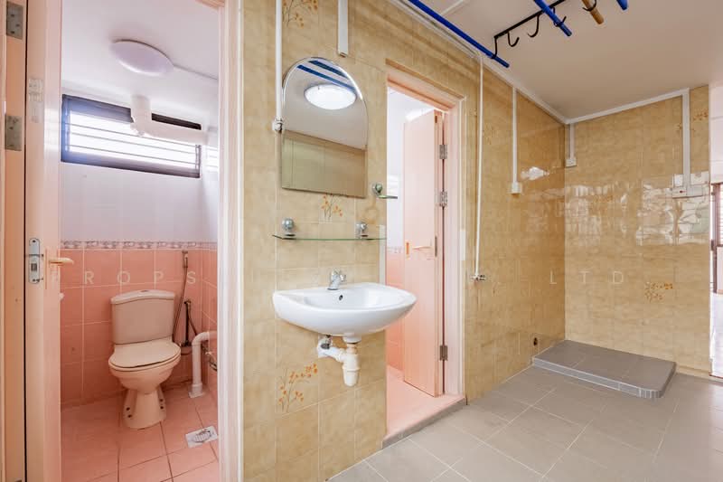 16 Eunos Crescent, 16 Eunos Crescent, 2 Bedrooms, 635 sqft, HDB Flat For Sale, by Elaine Wong, 500240472 - Bathroom - PropertyGuru.com.sg