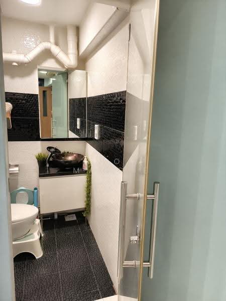 241 Jurong East Street 24, 241 Jurong East Street 24, 2 Bedrooms, 732 sqft, HDB Flat For Sale, by Khoo Maggie, 500240476 - Bathroom - PropertyGuru.com.sg