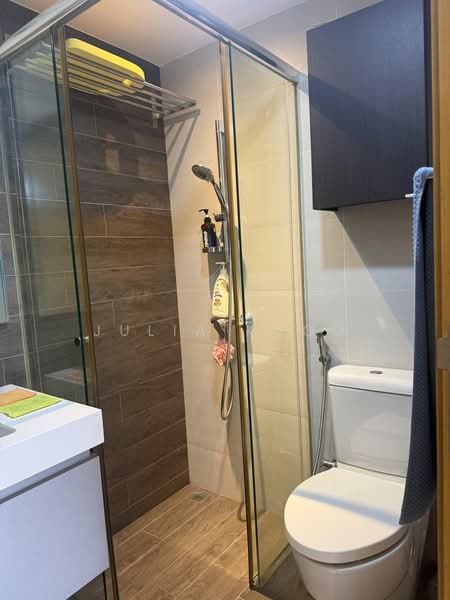 River Isles, 68 Edgedale Plains, 3 Bedrooms, 1,227 sqft, Condominium For Rent, by Julia Khoo, 500240488 - Bathroom - PropertyGuru.com.sg
