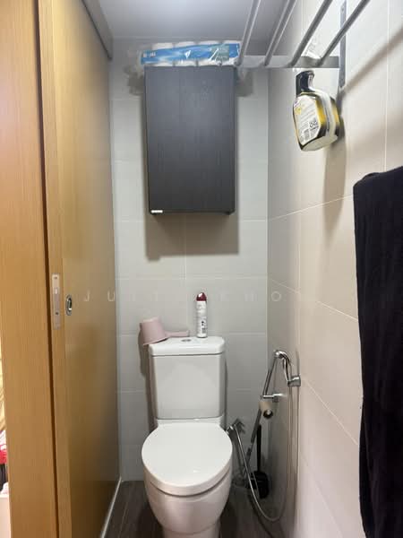 River Isles, 68 Edgedale Plains, 3 Bedrooms, 1,227 sqft, Condominium For Rent, by Julia Khoo, 500240488 - Bathroom - PropertyGuru.com.sg