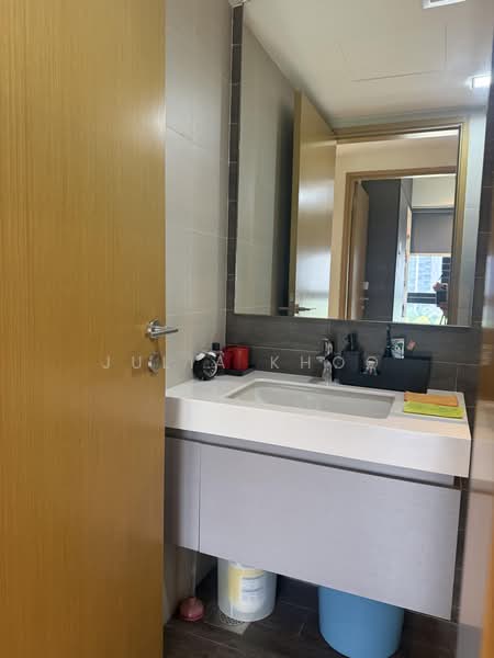 River Isles, 68 Edgedale Plains, 3 Bedrooms, 1,227 sqft, Condominium For Rent, by Julia Khoo, 500240488 - Bathroom - PropertyGuru.com.sg