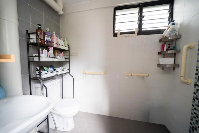 286 Tampines Street 22, 286 Tampines Street 22, 3 Bedrooms, 1,130 sqft, HDB Flat For Sale, by Rachel Tan, 500240490 - Bathroom - PropertyGuru.com.sg