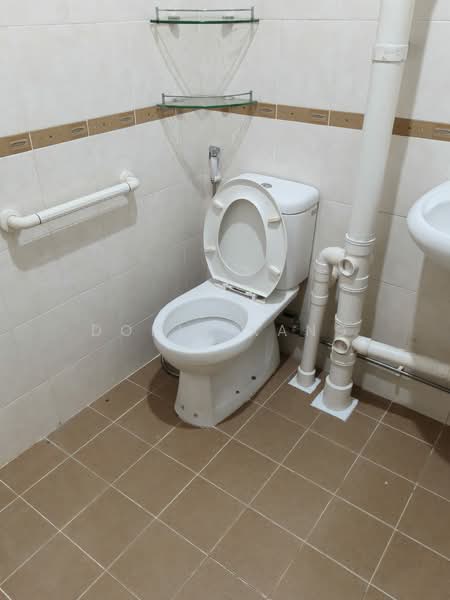 239 Bukit Batok East Avenue 5, 239 Bukit Batok East Avenue 5, Room Rental, 200 sqft, HDB Flat For Rent, by Doris Kang, 500240503 - Bathroom - PropertyGuru.com.sg