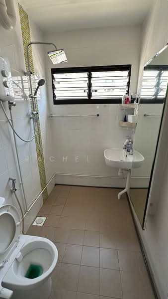 846 Tampines Street 82, 846 Tampines Street 82, 3 Bedrooms, 1,108 sqft, HDB Flat For Sale, by Rachel Tan, 500240518 - Bathroom - PropertyGuru.com.sg