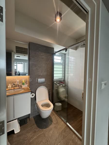 130A Lorong 1 Toa Payoh, 130A Lorong 1 Toa Payoh, 3 Bedrooms, 1,001 sqft, HDB Flat For Sale, by Angie Cheong, 500240521 - Bathroom - PropertyGuru.com.sg