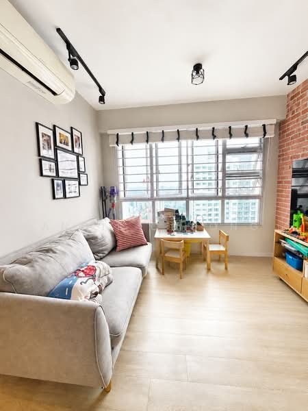 130A Lorong 1 Toa Payoh, 130A Lorong 1 Toa Payoh, 3 Bedrooms, 1,001 sqft, HDB Flat For Sale, by Angie Cheong, 500240521 - Living Room - PropertyGuru.com.sg