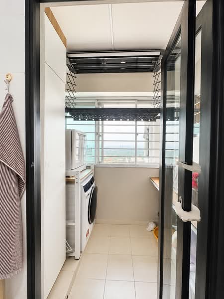 130A Lorong 1 Toa Payoh, 130A Lorong 1 Toa Payoh, 3 Bedrooms, 1,001 sqft, HDB Flat For Sale, by Angie Cheong, 500240521 - Service Balcony - PropertyGuru.com.sg