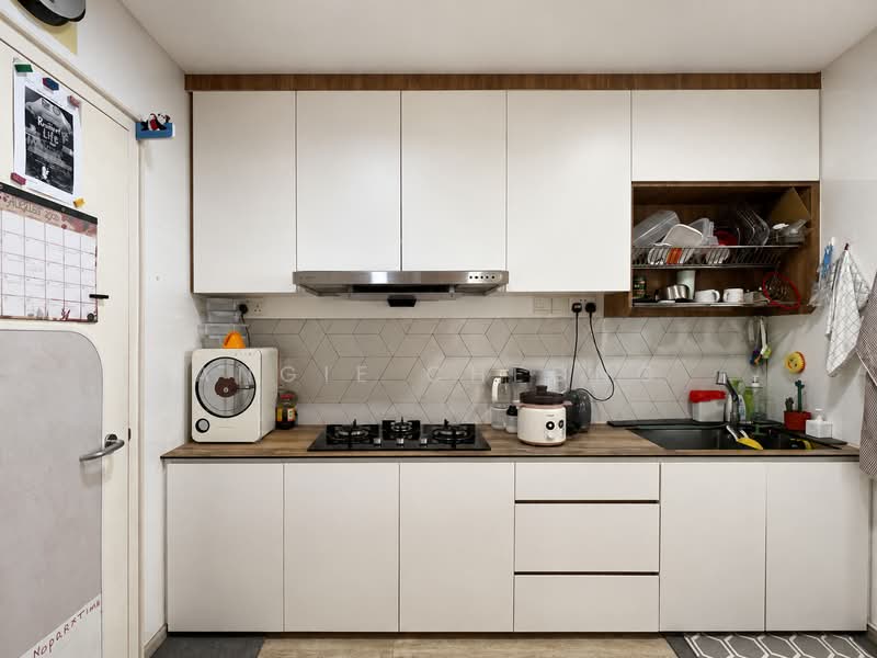 130A Lorong 1 Toa Payoh, 130A Lorong 1 Toa Payoh, 3 Bedrooms, 1,001 sqft, HDB Flat For Sale, by Angie Cheong, 500240521 - Kitchen - PropertyGuru.com.sg