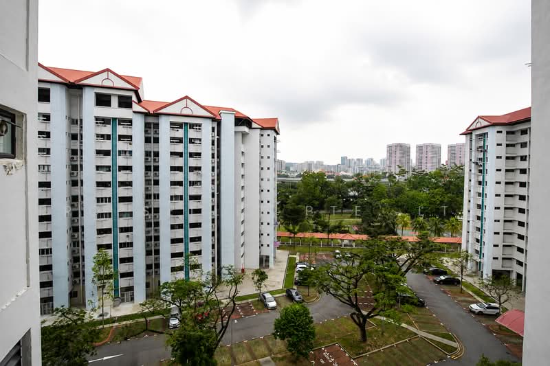 305 Jurong East Street 32, 305 Jurong East Street 32, 3 Bedrooms, 1,302 sqft, HDB Flat For Sale, by Reine Chan, 500240532 - Exterior - PropertyGuru.com.sg