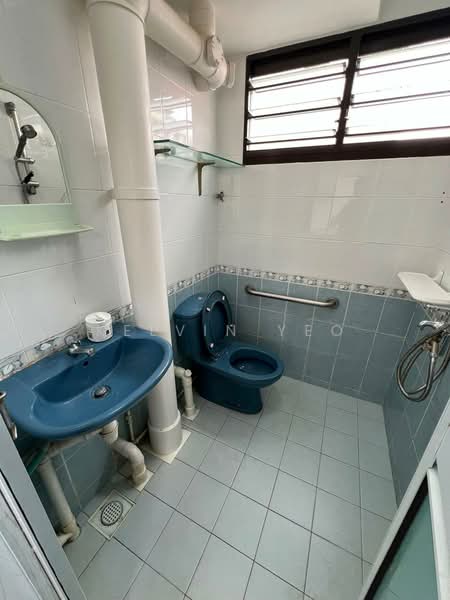 524 Ang Mo Kio Avenue 5, 524 Ang Mo Kio Avenue 5, 2 Bedrooms, 732 sqft, HDB Flat For Sale, by Kelvin Yeo, 500240591 - Bathroom - PropertyGuru.com.sg