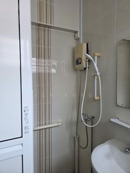 359 Bukit Batok Street 31, 359 Bukit Batok Street 31, Room Rental, 150 sqft, HDB Flat For Rent, by Ten Yuyu, 500240612 - Bathroom - PropertyGuru.com.sg