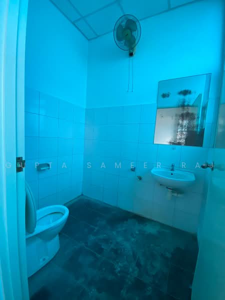 Harvest @ Woodlands, , 1,690 sqft, Factory / Workshop (B2) For Rent, by Gupta Sameer Raj, 500240664 - Bathroom - CommercialGuru.com.sg