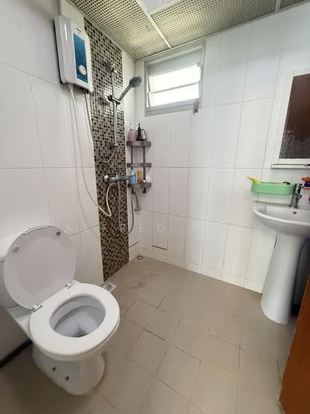 524B Tampines Central 7, 524B Tampines Central 7, 2 Bedrooms, 721 sqft, HDB Flat For Sale, by Alfred Tan, 500240747 - Master Bathroom - PropertyGuru.com.sg