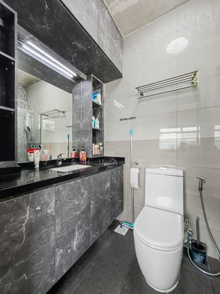 502A Wellington Circle, 502A Wellington Circle, 3 Bedrooms, 1,399 sqft, HDB Flat For Sale, by Joshua Soh, 500240785 - Bathroom - PropertyGuru.com.sg