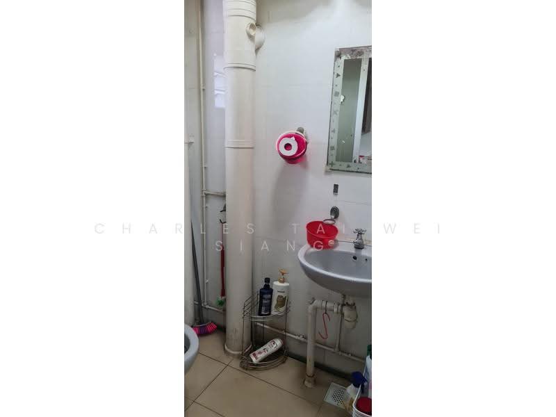 268 Boon Lay Drive, 268 Boon Lay Drive, 3 Bedrooms, 1,184 sqft, HDB Flat For Rent, by Charles Tai Wei Siang, 500240866 - Bathroom - PropertyGuru.com.sg