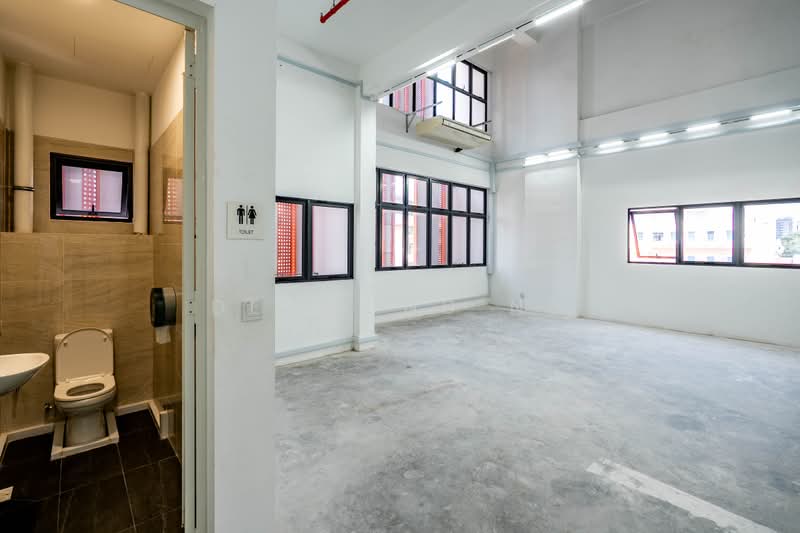 Space 21, 51 Lorong 21 Geylang, 2,443 sqft, Light Industrial (B1) For Sale, by Desmond Ng, 500240888 - Bathroom - CommercialGuru.com.sg