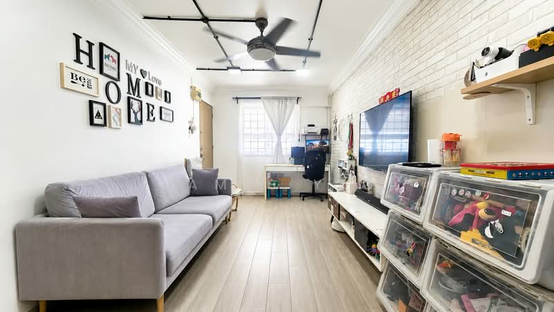 536 Jurong West Street 52, 536 Jurong West Street 52, 2 Bedrooms, 721 sqft, HDB Flat For Sale, by James Yeo, 500240955 - Living Room - PropertyGuru.com.sg