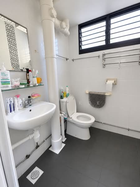 427 Ang Mo Kio Avenue 3, 427 Ang Mo Kio Avenue 3, 3 Bedrooms, 990 sqft, HDB Flat For Sale, by Emay Kok, 500241035 - Bathroom - PropertyGuru.com.sg